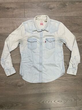 Levi's Women's Light Wash Denim Western Shirt Classic Fit Pearl Snap Size M